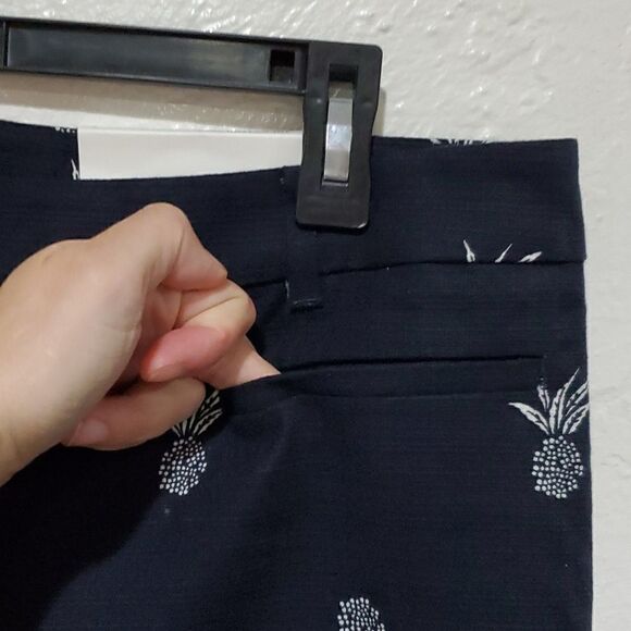 Ann Taylor The Cotton Crop Mid Rise Pineapple Pants in Navy Blue & White Size 12 - Picture 5 of 14
